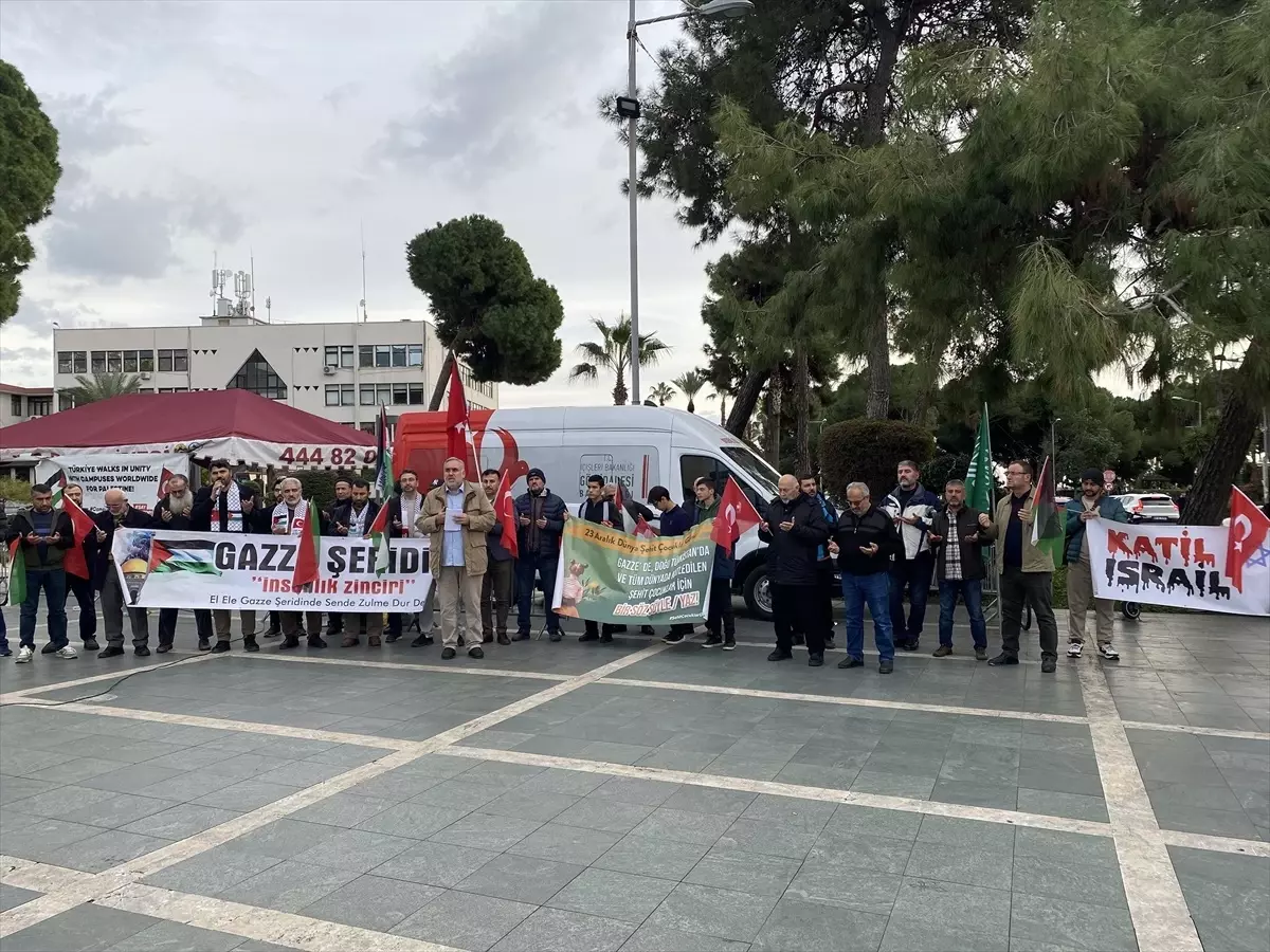 Alanya\'da Dünya Şehit Çocuklar Günü\'nde İsrail Saldırıları Protesto Edildi