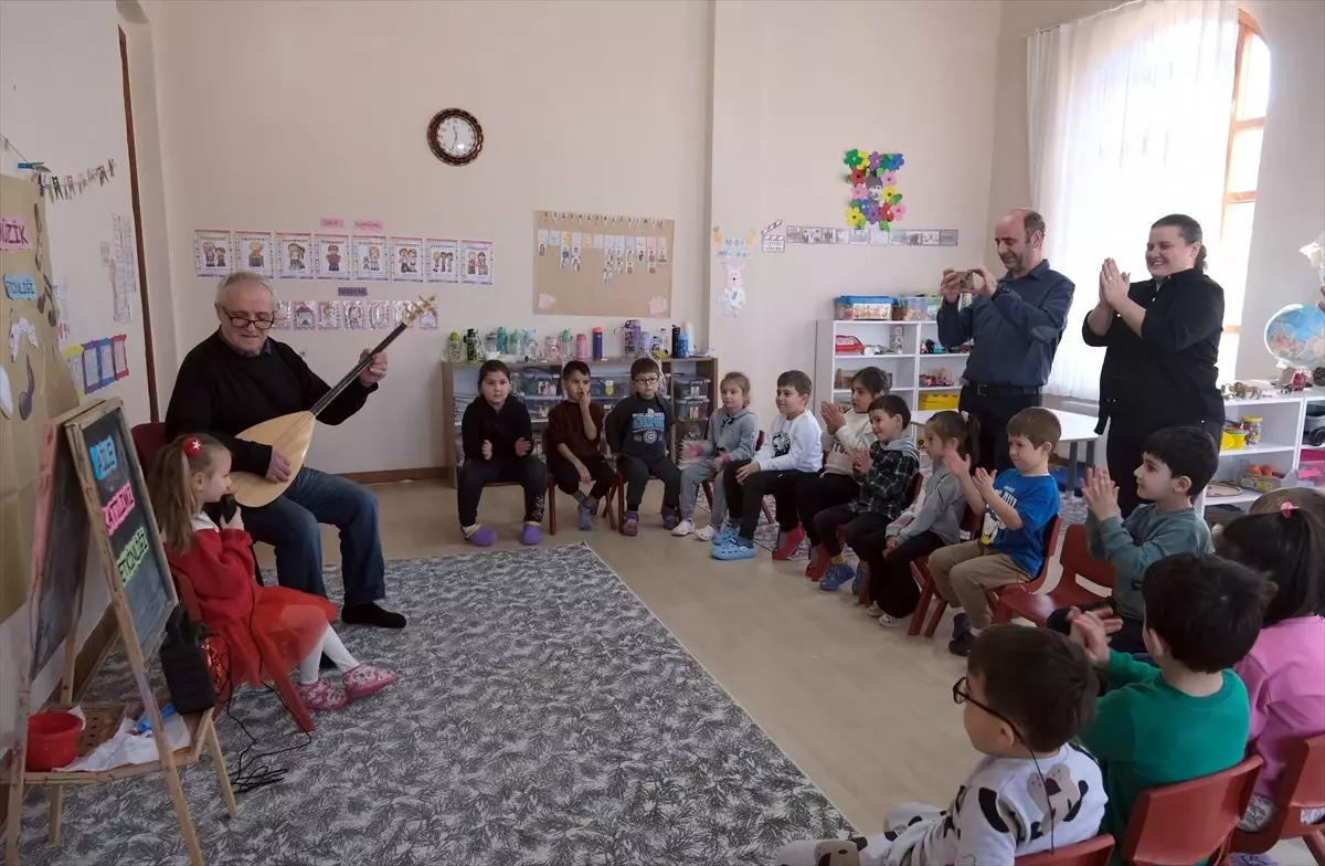 Dede, Torunu İçin Saz Çalmayı Öğrendi