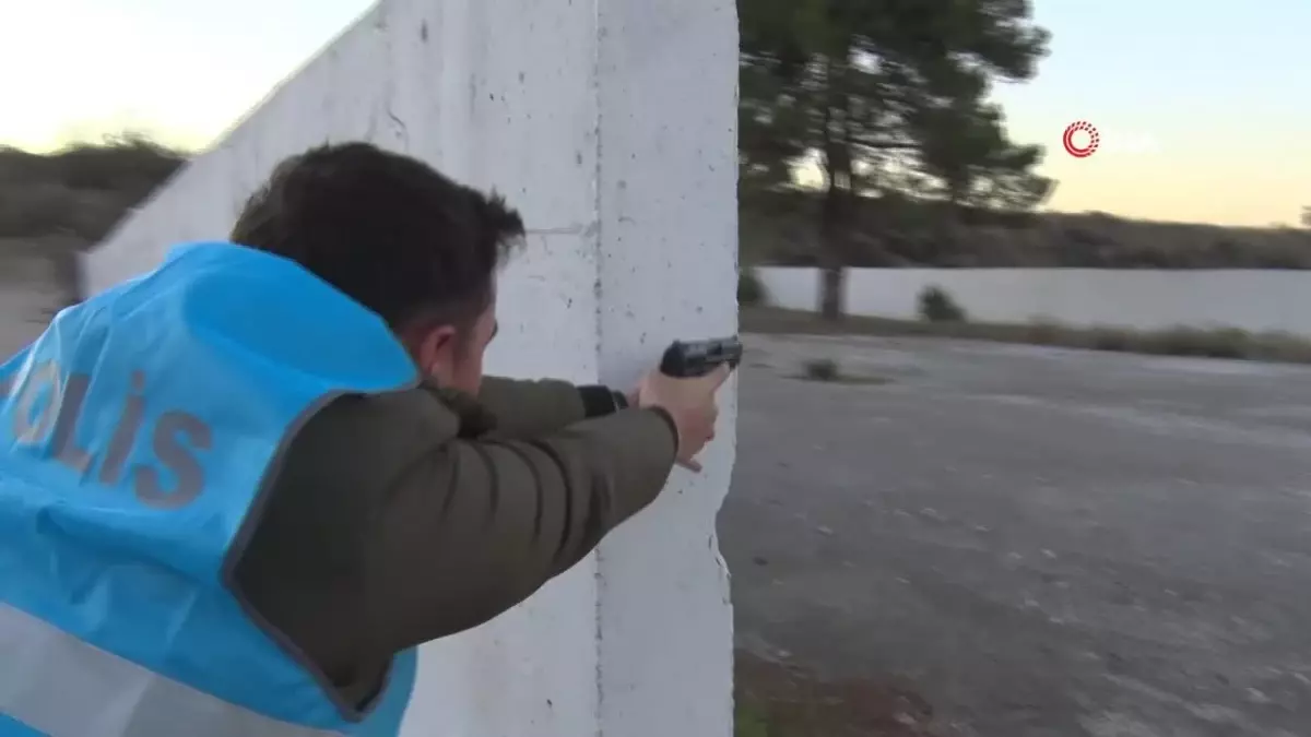 Türk Polisi\'nin Karanlıkta Hedef Vuruşu