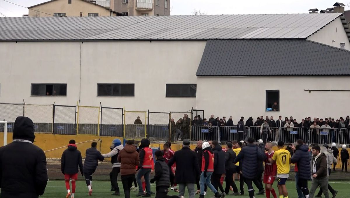 Bitlis Özgüzeldere Spor - Şırnak Petrol Spor Maçında Olaylar Çıktı