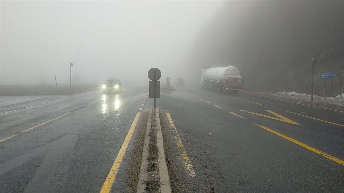 Bolu Dağı\'nda Sis Ulaşımı Zorluyor