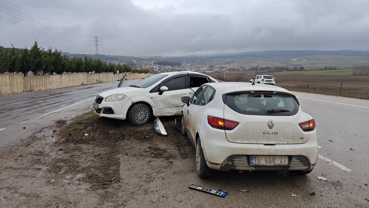 İnegöl\'de Otomobil Çarpışması: 4 Yaralı