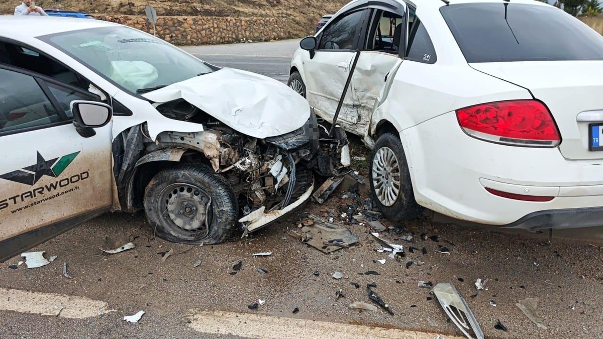 İnegöl\'de Trafik Kazası: 4 Yaralı