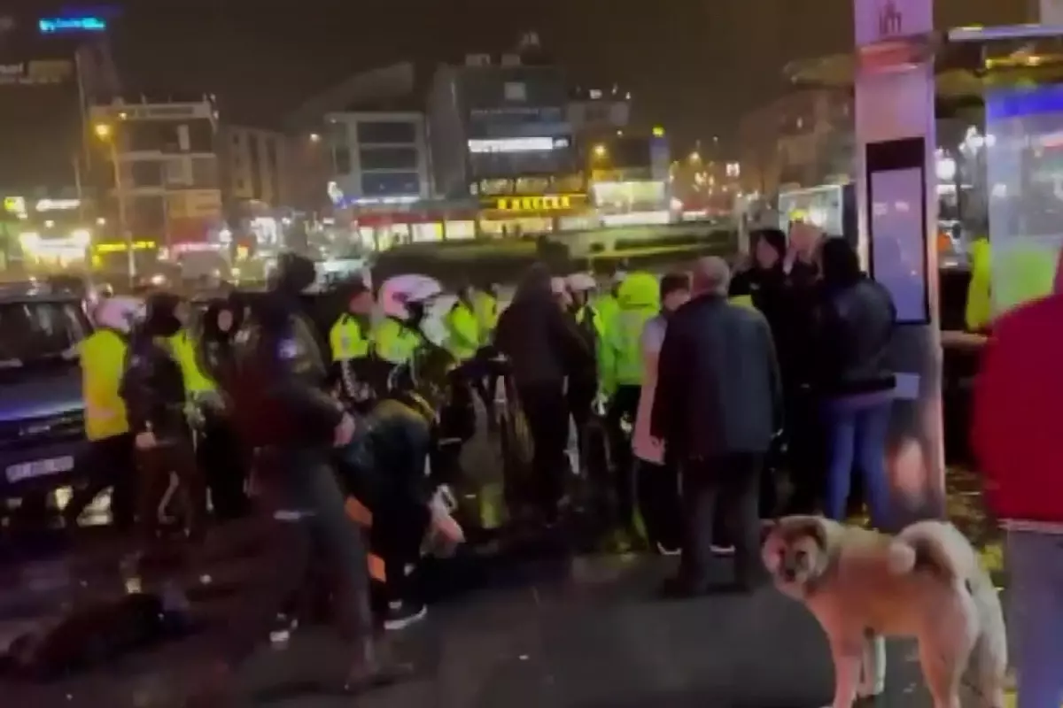 Çekmeköy\'de ekip otosuna çarpan alkollü sürücü ve yakınları polislere saldırdı