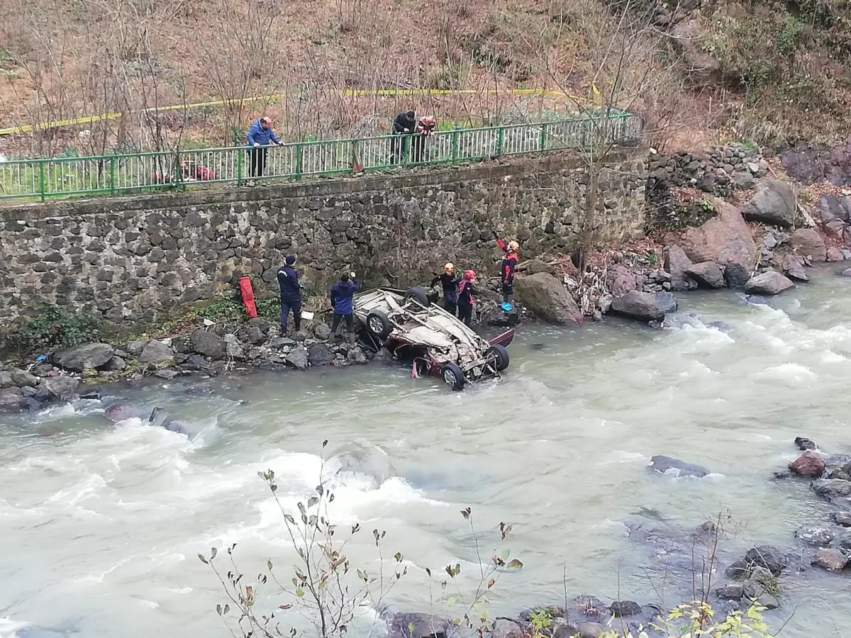 Şalpazarı\'nda otomobilin dereye uçması sonucu genç hayatını kaybetti