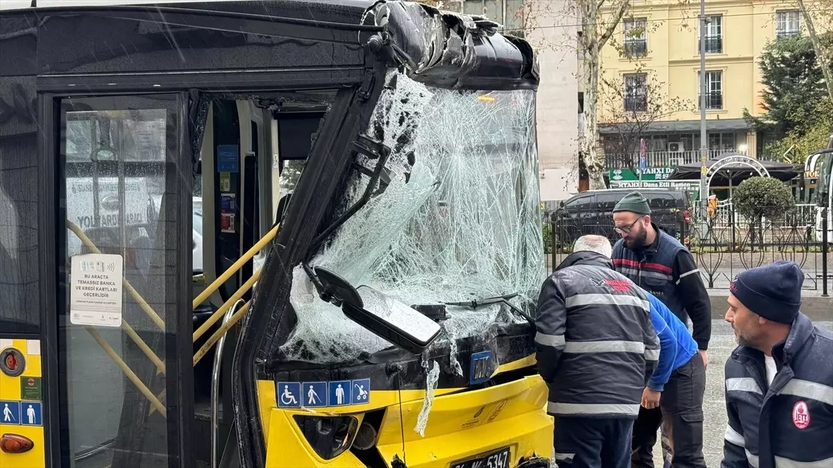 İstanbul\'da İETT Otobüsü Kaldırıma Çıktı