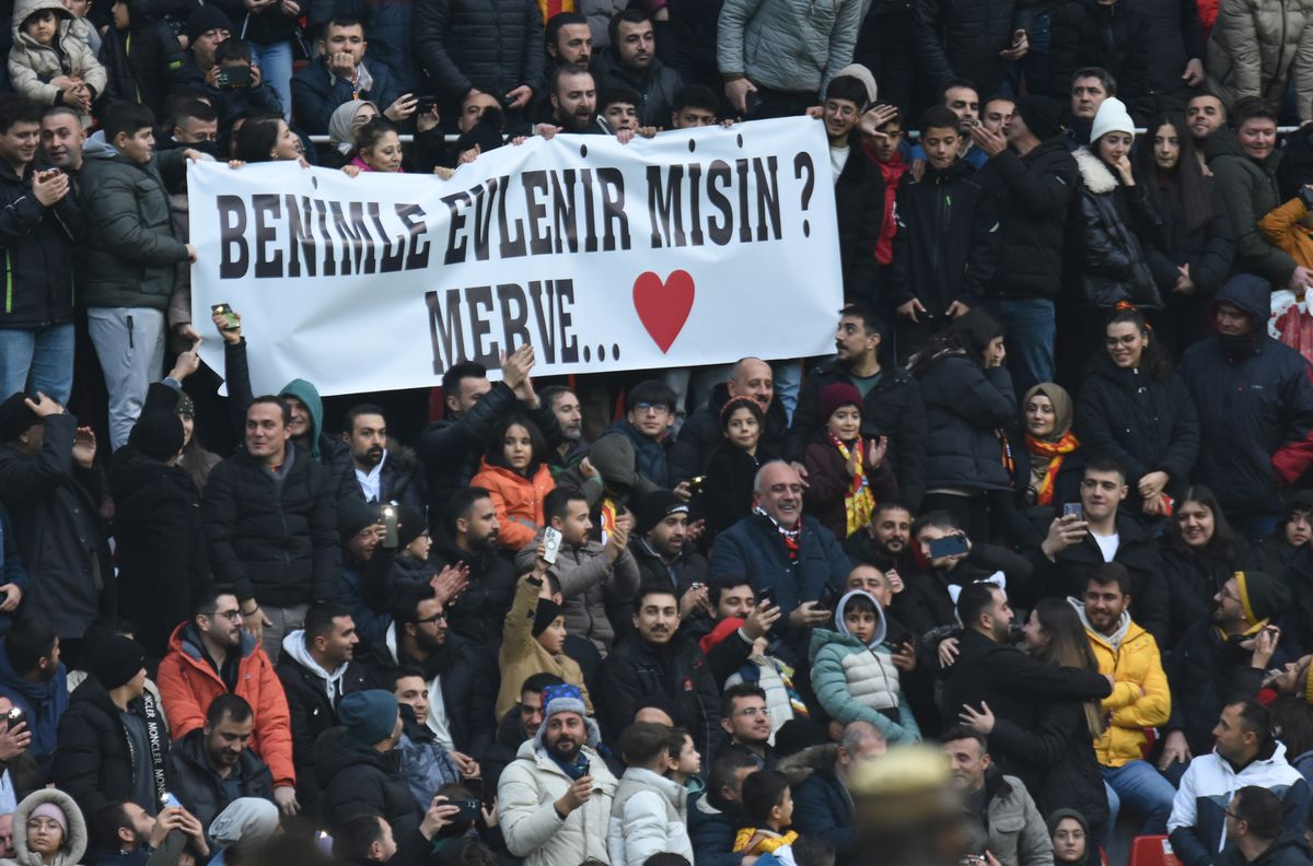 Kayserispor Maçında Evlilik Teklifi Şaşkınlığı