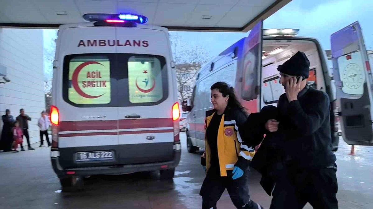 İnegöl\'de Hapşırma Kazası: 2 Yaralı