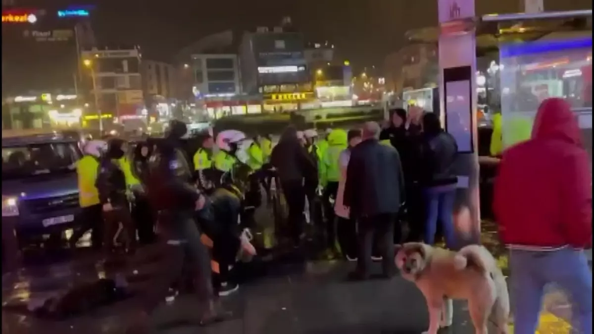 Çekmeköy\'de Alkollü Sürücü Polis Otosuna Çarptı, Arbede Yaşandı