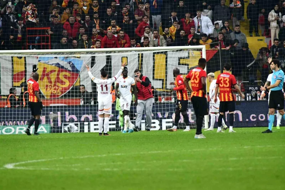 Kayserispor - Galatasaray Maçında Gergin Anlar