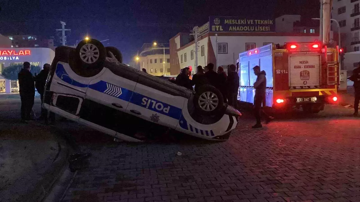 Erdemli\'de Polis Aracına Otomobil Çarptı