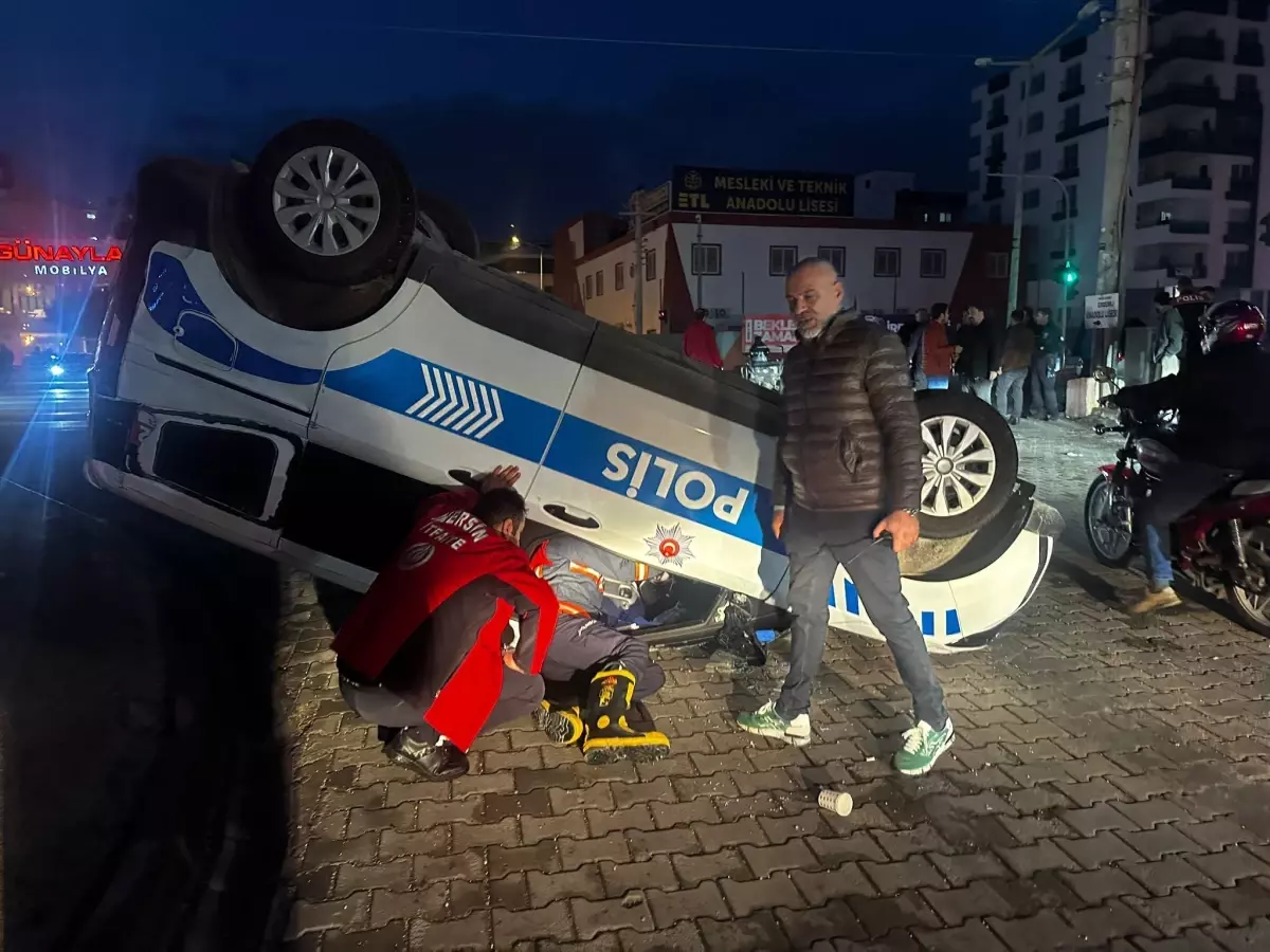 Mersin\'de Polis Aracı Ters Döndü