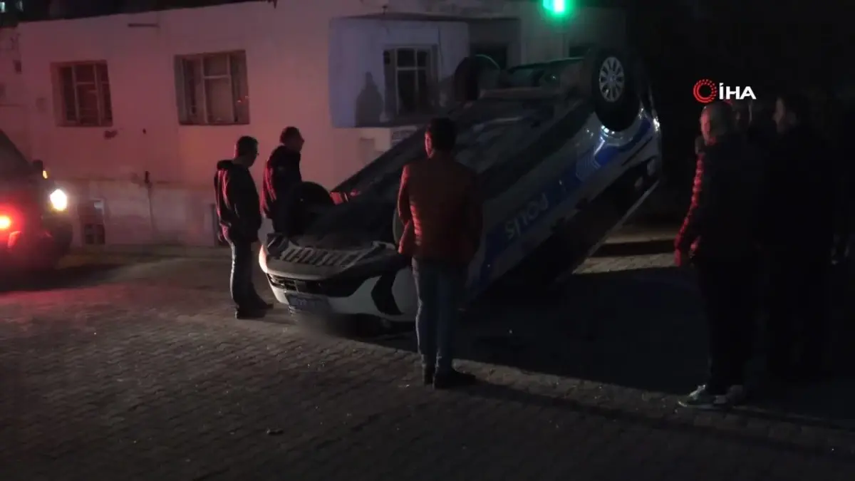 Mersin\'de Polis Aracına Çarpan Otomobil Ters Döndü