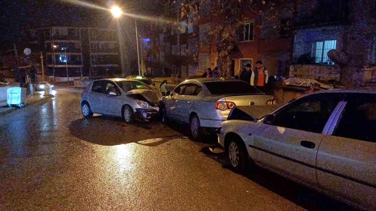 Çorum\'da Sürücü Park Halindeki Araçlara Çarptı