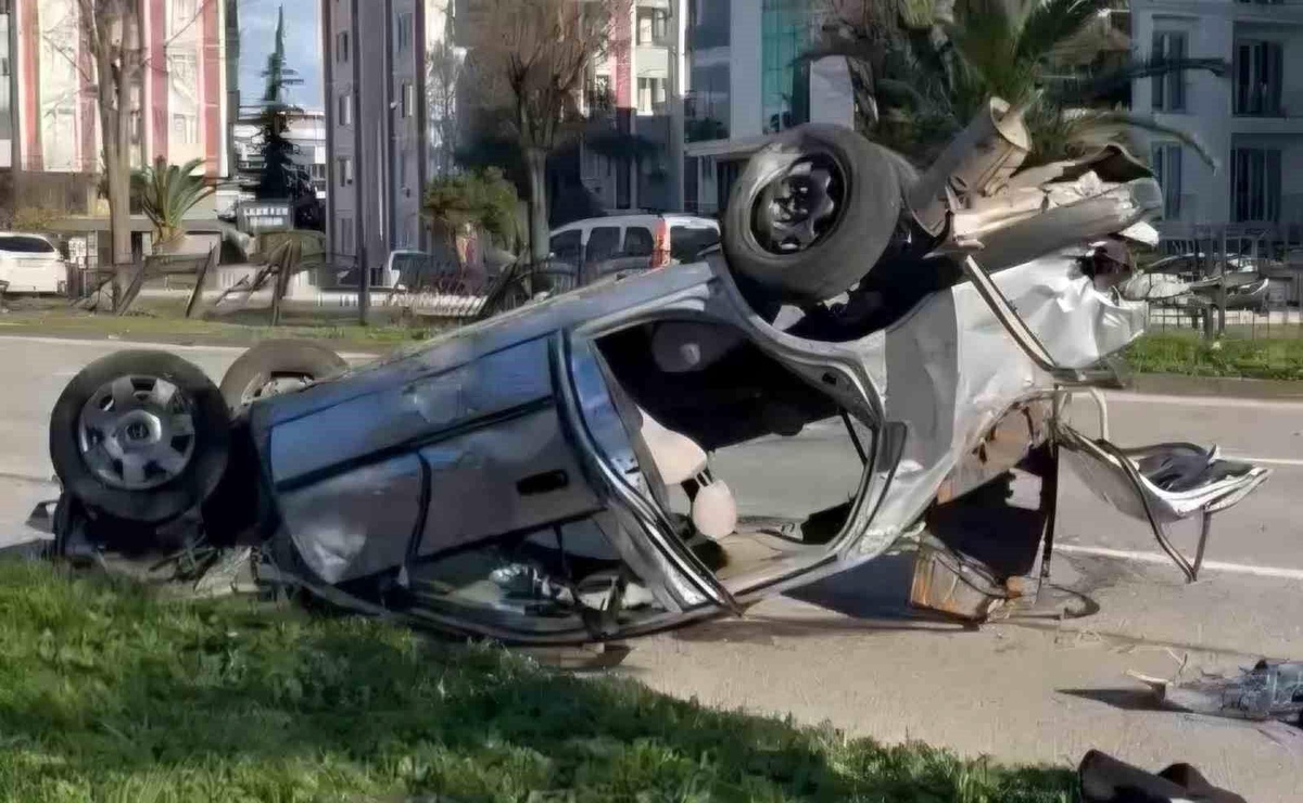 Samsun\'da Korkuluklara Çarpan Araçta 2 Yaralı