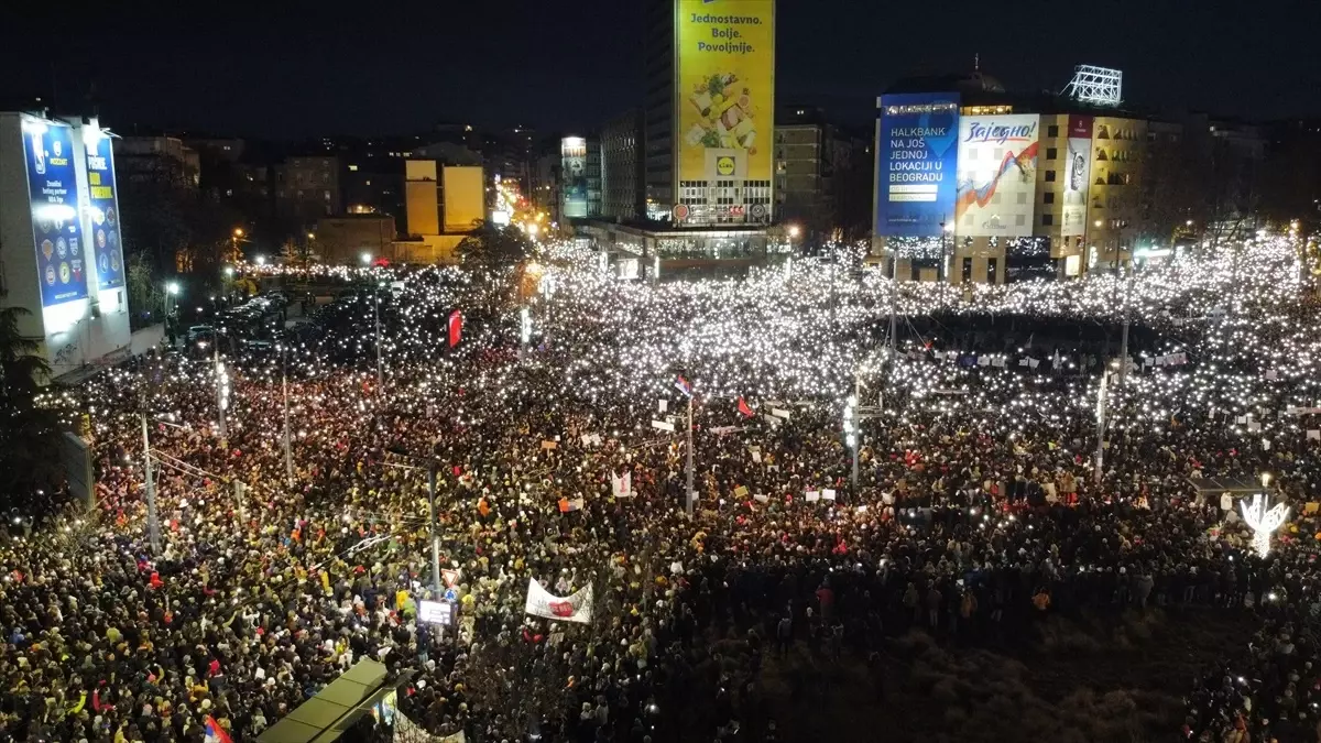 Sırbistan\'da Öğrenci Gösterileri Büyüyor