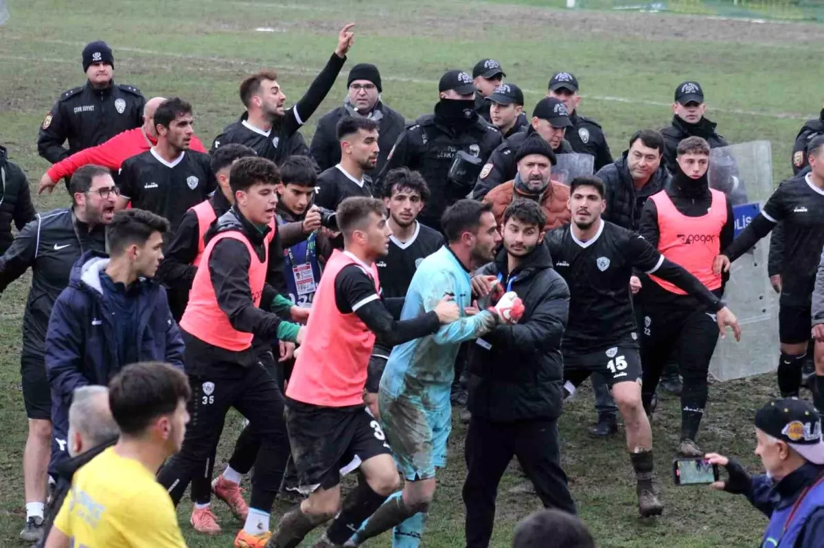 Belediye Derincespor\'un Galibiyeti Sonrası Gergin Anlar