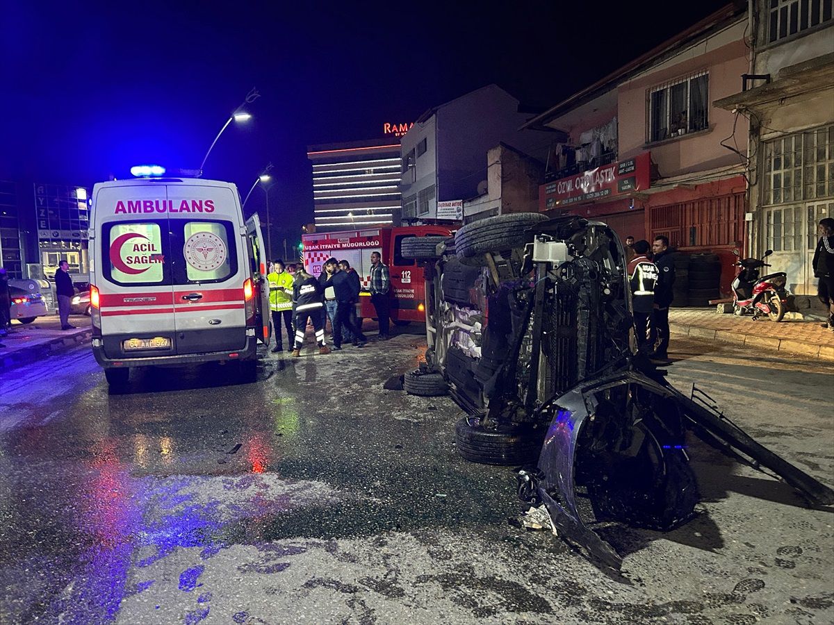 Uşak\'ta Kaza: Sürücü İtfaiye ile Kurtarıldı