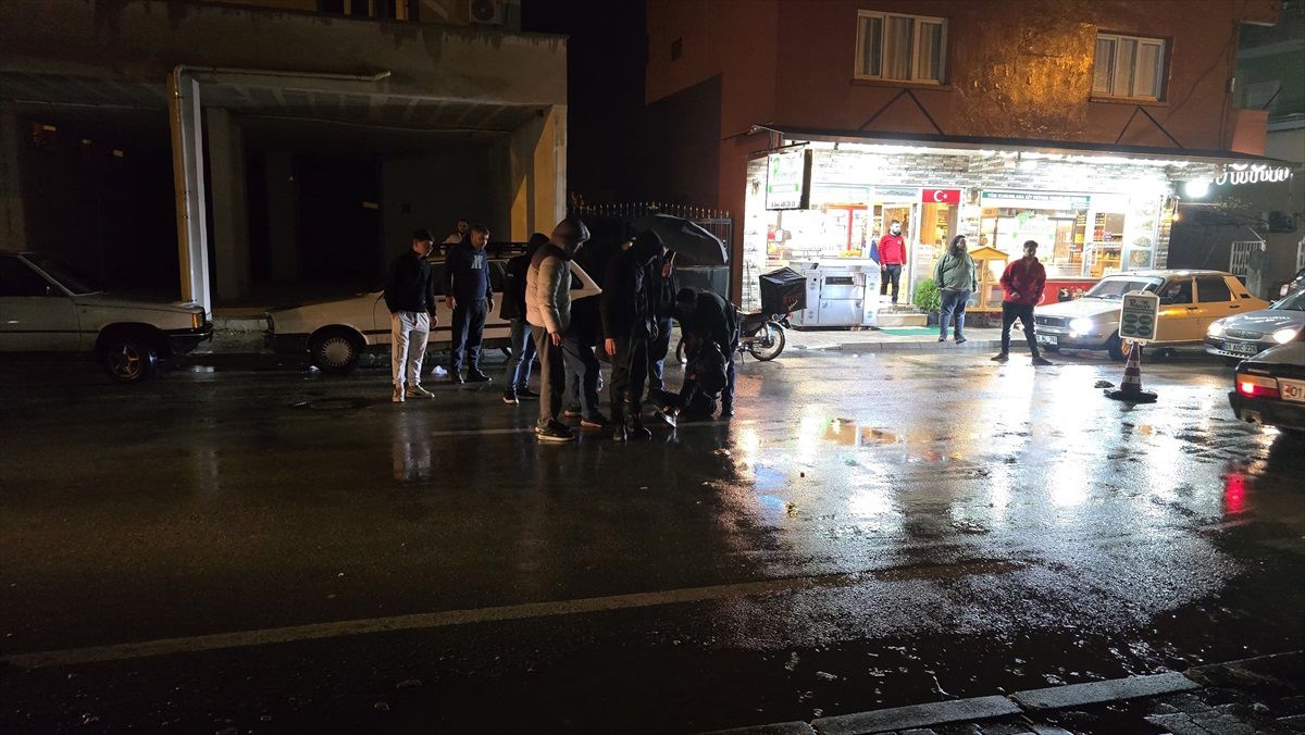 Adana\'da park halindeki otomobile çarpan motosikletteki 2 kişi yaralandı
