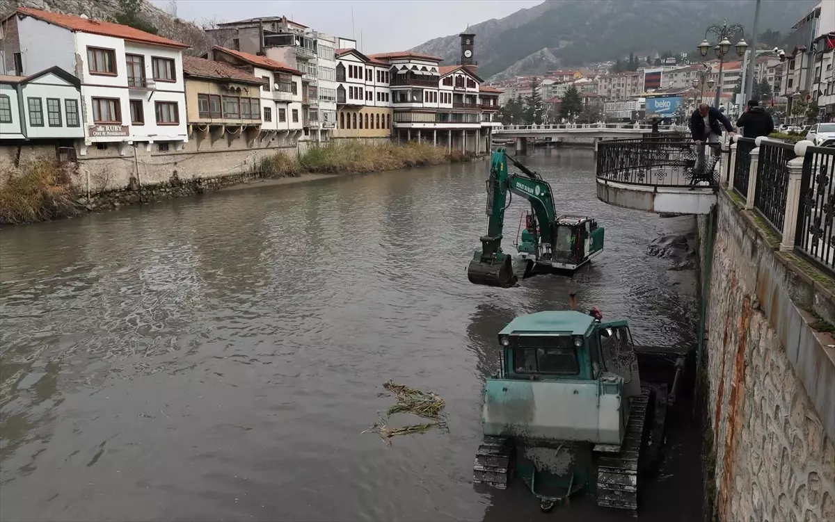 Yeşilırmak Nehri\'nde Temizlik Çalışmaları