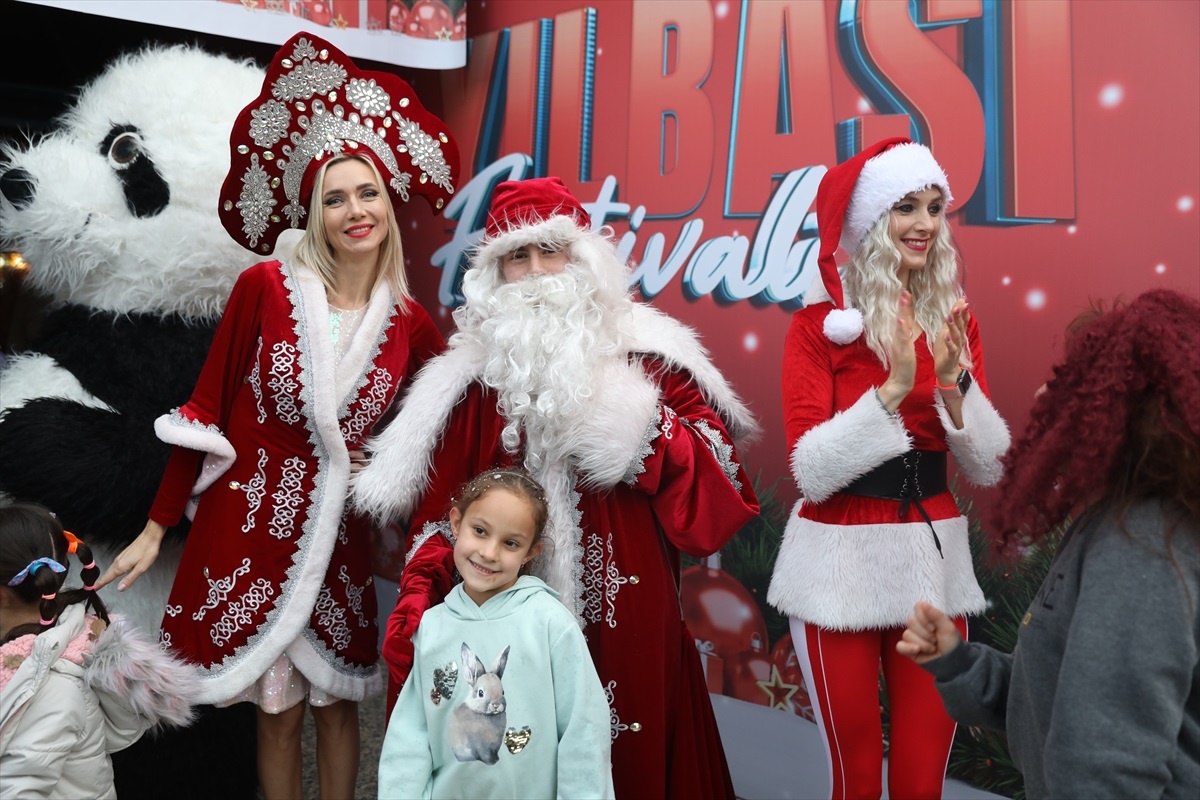Antalya\'da Renkli Yılbaşı Festivali