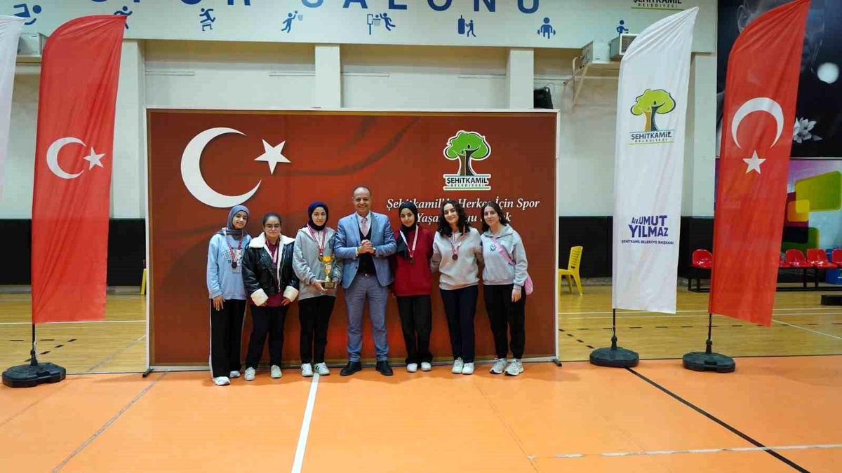 Badminton Kurtuluş Kupası\'nda şampiyonlar belli oldu