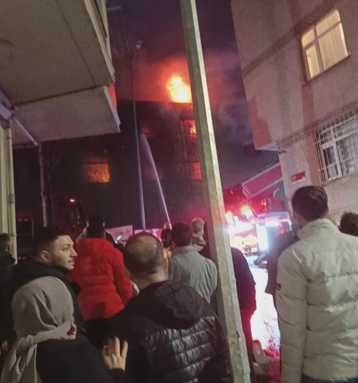 Bağcılar\'da İşçilerin Kaldığı Konteynerde Yangın Çıktı