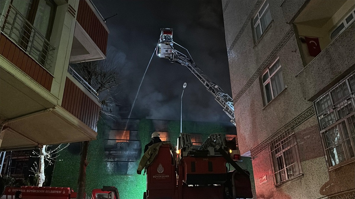 Bağcılar\'da İşçi Konteynerinde Yangın