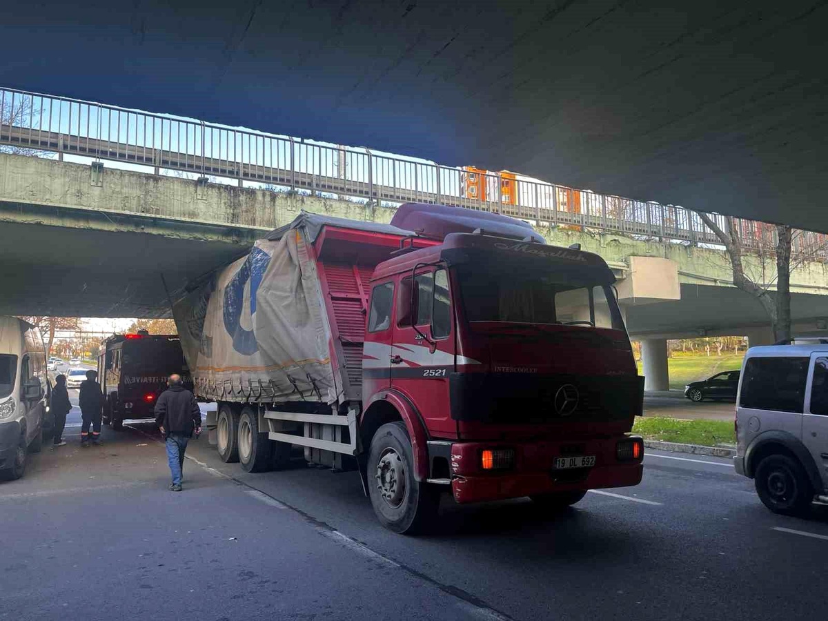 Bakırköy\'de Kamyon Alt Geçitte Sıkıştı