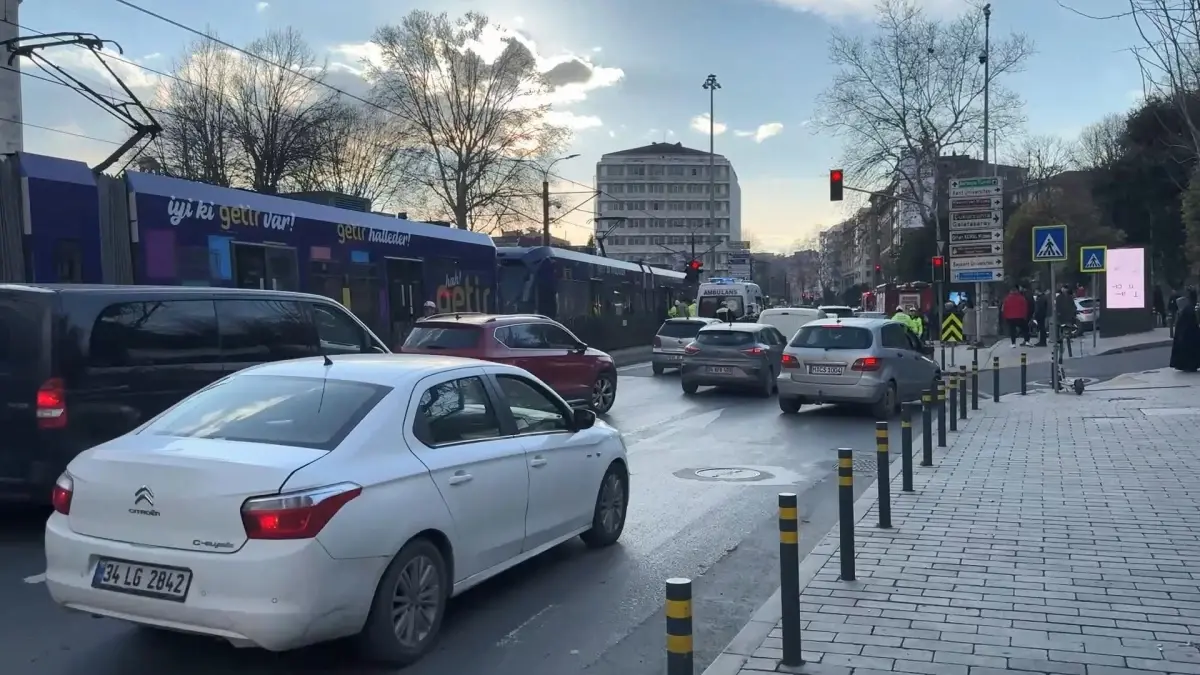 Beyoğlu\'nda tramvay kazası: Bir kişi ağır yaralı