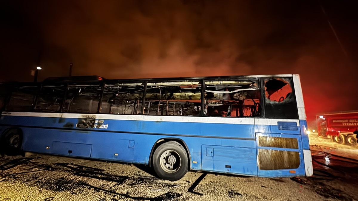 Burdur\'da Yangın: 6 Otobüs Zarar Gördü