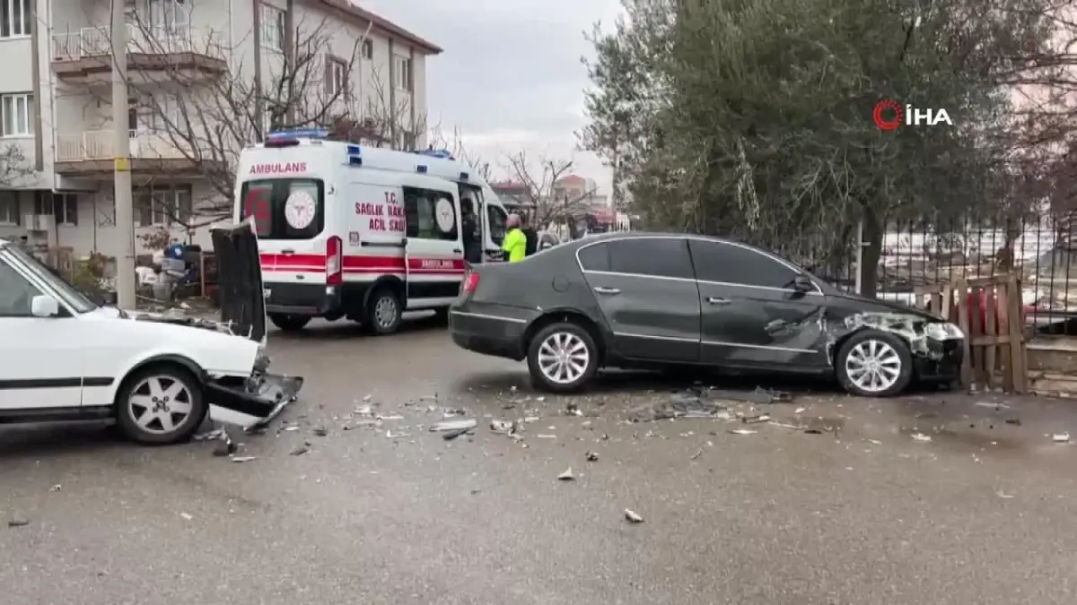 Ehliyetsiz Genç Kaza Yaptı, Sürücü Yaralandı