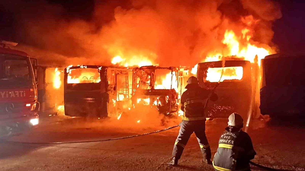 Burdur\'da Halk Otobüsleri Otoparkında Yangın: 5 Otobüs Yandı