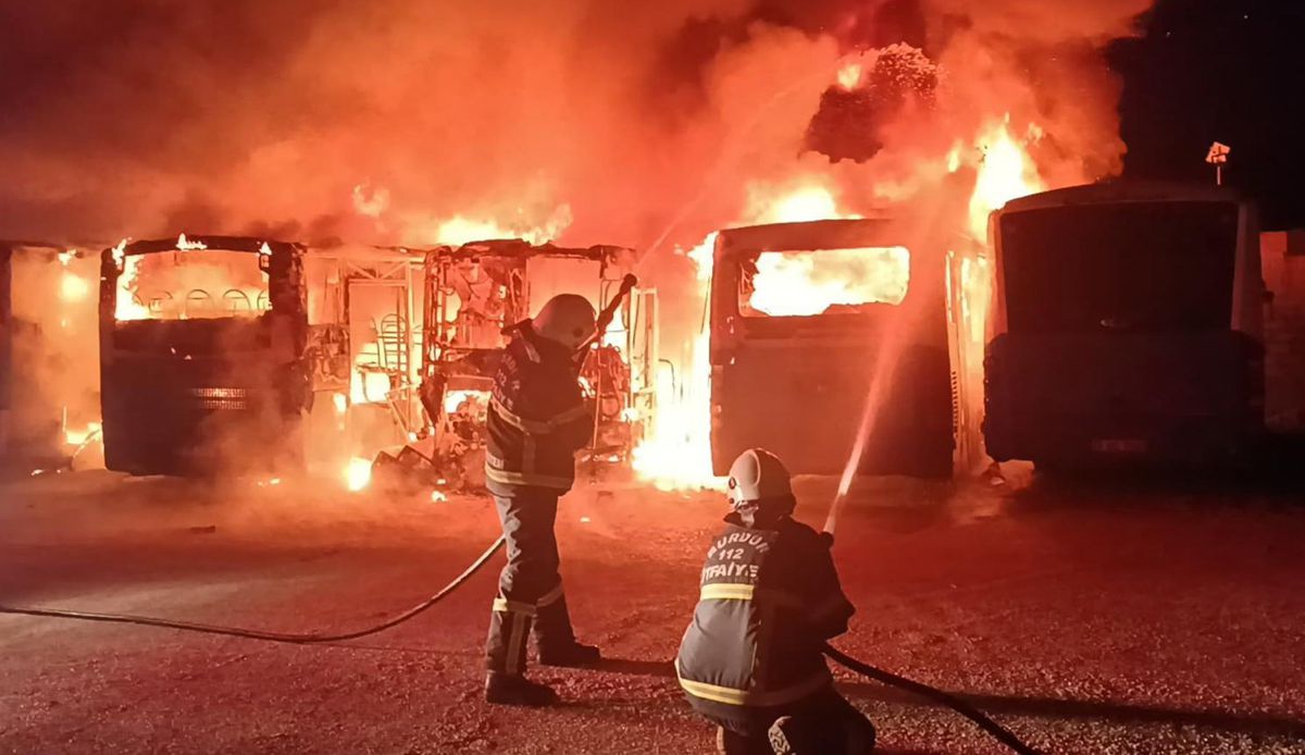 Burdur\'da Otobüs Yangını: 5 Araç Kül Oldu