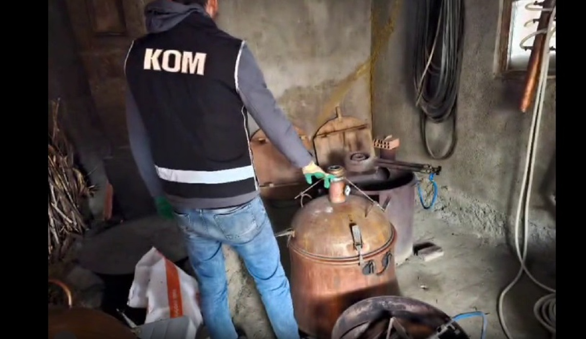 Çorum\'da Kaçak ve Sahte İçecek Operasyonu: Bir Ton İçki Ele Geçirildi