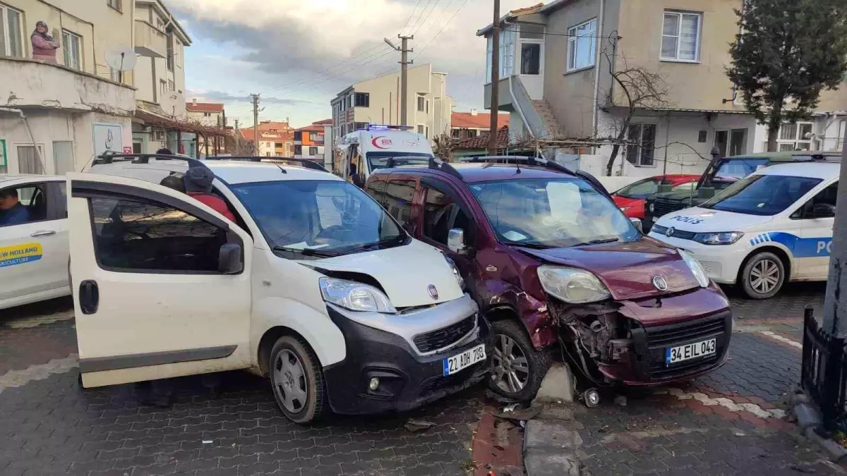 Edirne\'de Hafif Ticari Araçlar Çarpıştı: Baba ve Oğlu Yaralandı