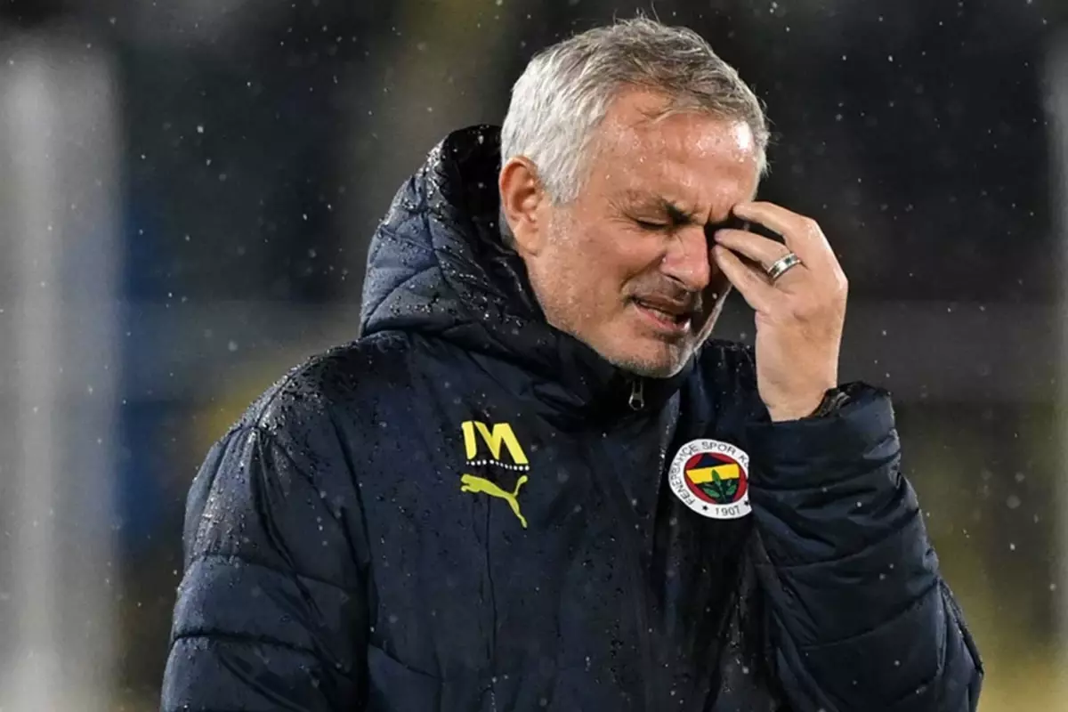 Fenerbahçe Teknik Direktörü Jose Mourinho, ameliyat oldu