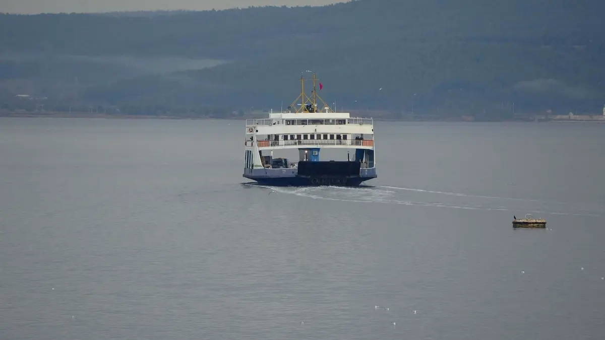 Çanakkale\'de Fırtına Nedeniyle Feribot Seferleri İptal Edildi