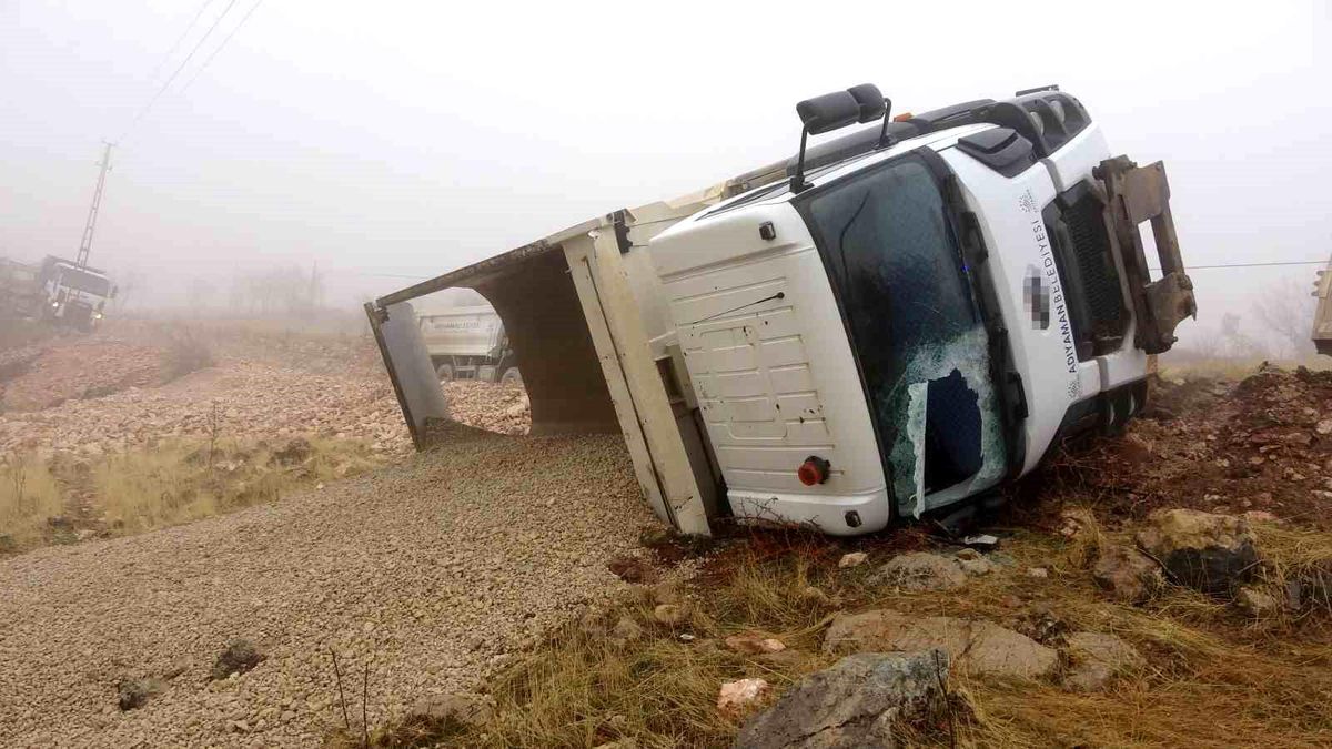 Adıyaman\'da Kamyon Devrildi, Sürücü Yaralandı