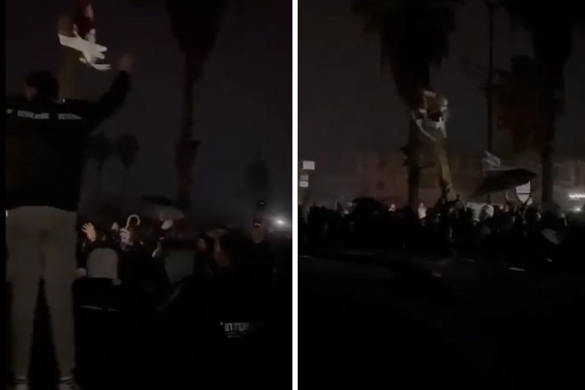 Hama\'da yakılan yılbaşı ağacı için halk sokağa çıktı