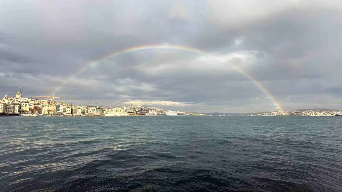 İstanbul Boğazı\'nda Gökkuşağı Büyüledi