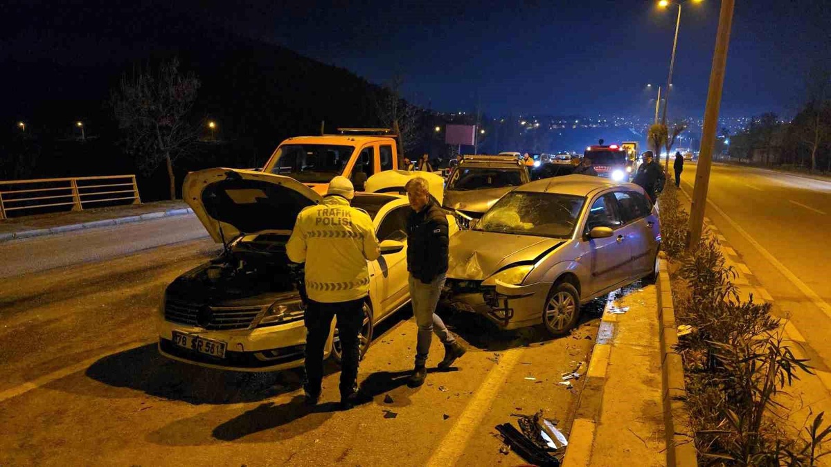 Karabük\'te Zincirleme Trafik Kazası: 5 Yaralı