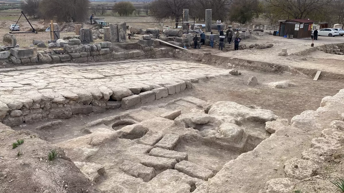 Kastabala Antik Kenti\'nde Yeni Tapınak Kalıntıları Bulundu