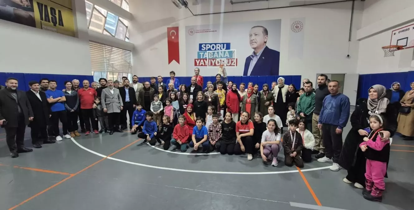 Keçiören\'de 3. Geleneksel Aileler Arası Badminton Şampiyonası Gerçekleşti