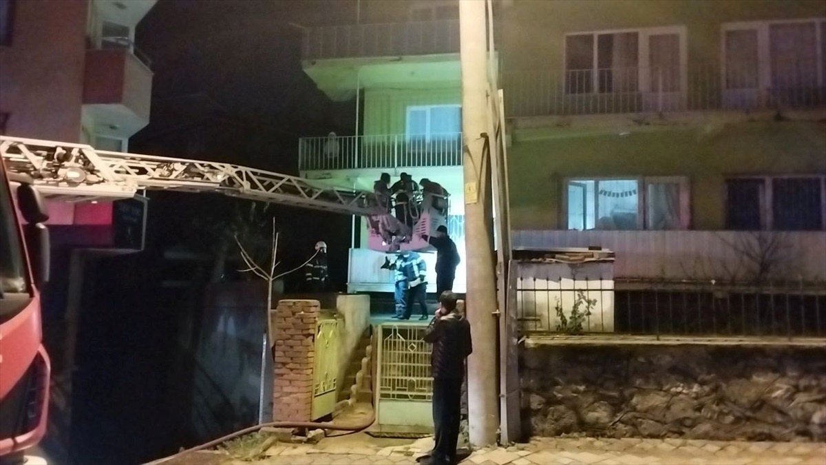 Gebze\'de Yangında 3 Kişi Kurtarıldı