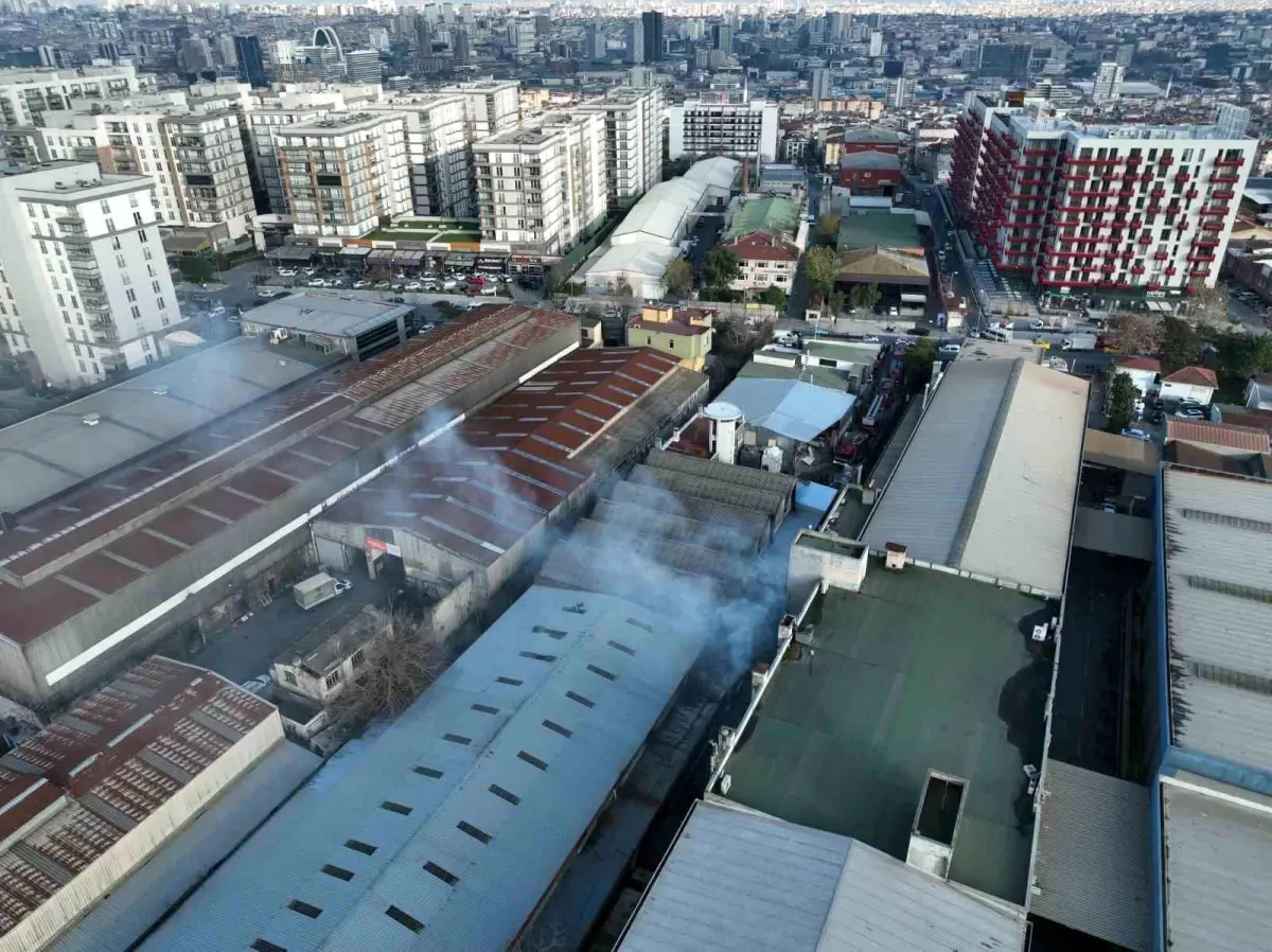 Küçükçekmece\'de Mobilya İmalathanesinde Yangın