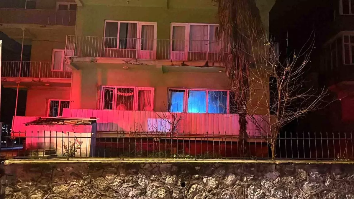 Gebze\'de Soba Yangını: 2 Kişi Dumandan Etkilendi