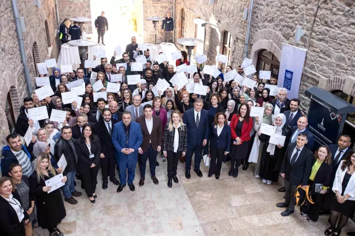 İzmir Büyükşehir Belediyesi Meslek Fabrikası İşsizlikle Mücadele Ediyor