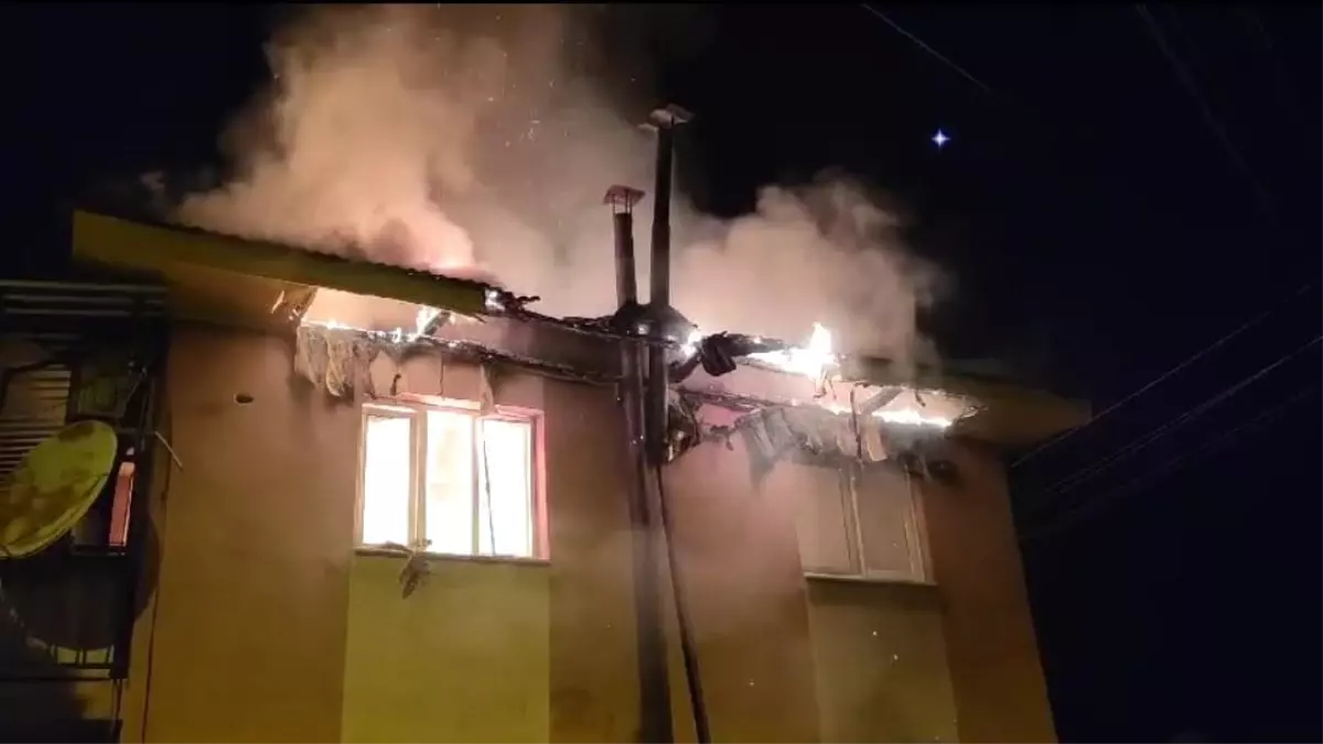 Ödemiş\'te Çatı Yangını Kontrol Altına Alındı