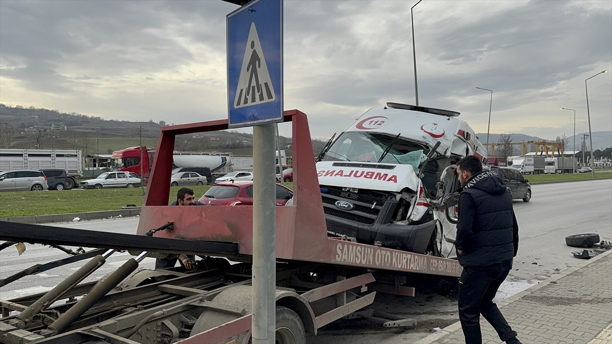 Samsun\'da Ambulans Tırla Çarpıştı